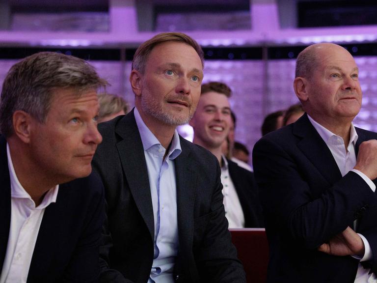 Robert Habeck (l-r, Die Grünen), Bundeswirtschaftsminister, Christian Lindner (FDP), Bundesfinanzminister, und Bundeskanzler Olaf Scholz (SPD), nehmen am Startup Germany Summit 2024 des Bundesministerium für Wirtschaft und Klimaschutz teil.