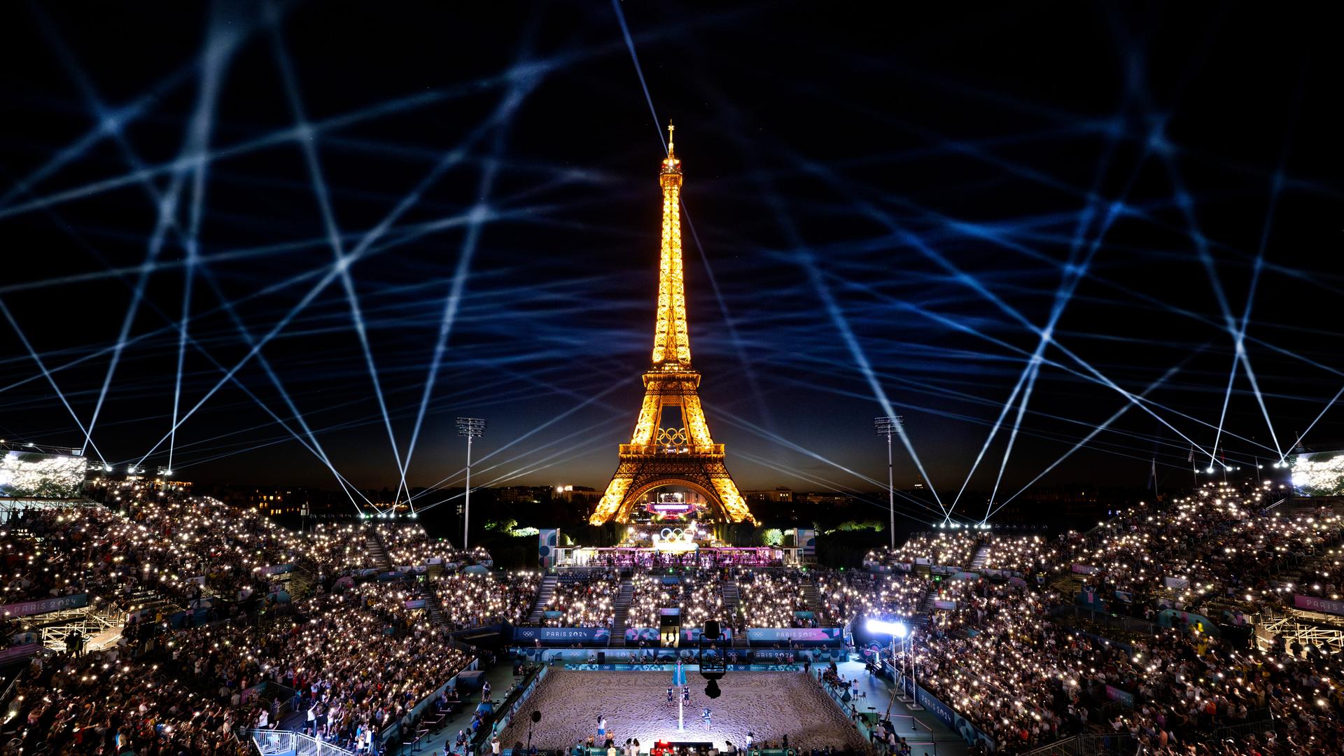 Blick auf das Stade Tour Eiffel in der Dunkelheit, wo bei Olympia die Beachvolleyball-Wettkämpfe stattfanden. 