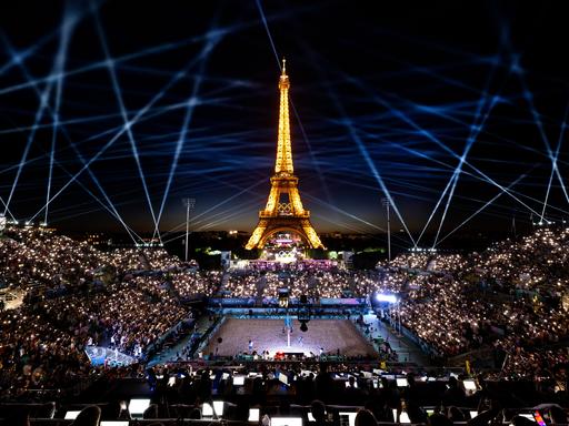 Blick auf das Stade Tour Eiffel in der Dunkelheit, wo bei Olympia die Beachvolleyball-Wettkämpfe stattfanden. 