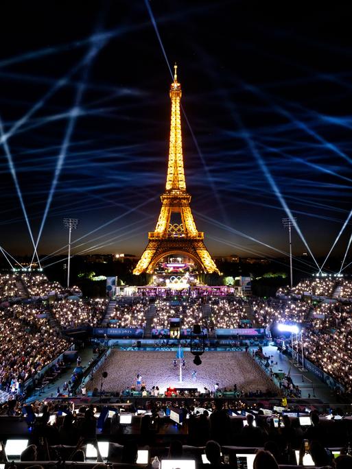 Blick auf das Stade Tour Eiffel in der Dunkelheit, wo bei Olympia die Beachvolleyball-Wettkämpfe stattfanden. 