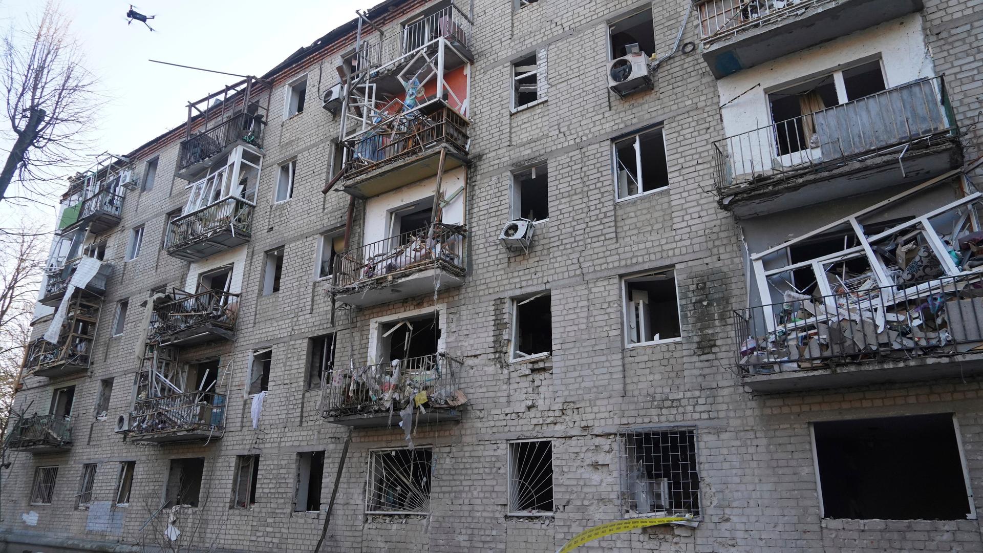 Charkiw: Ein beschädigtes Wohngebäude nach einem russischen Angriff.