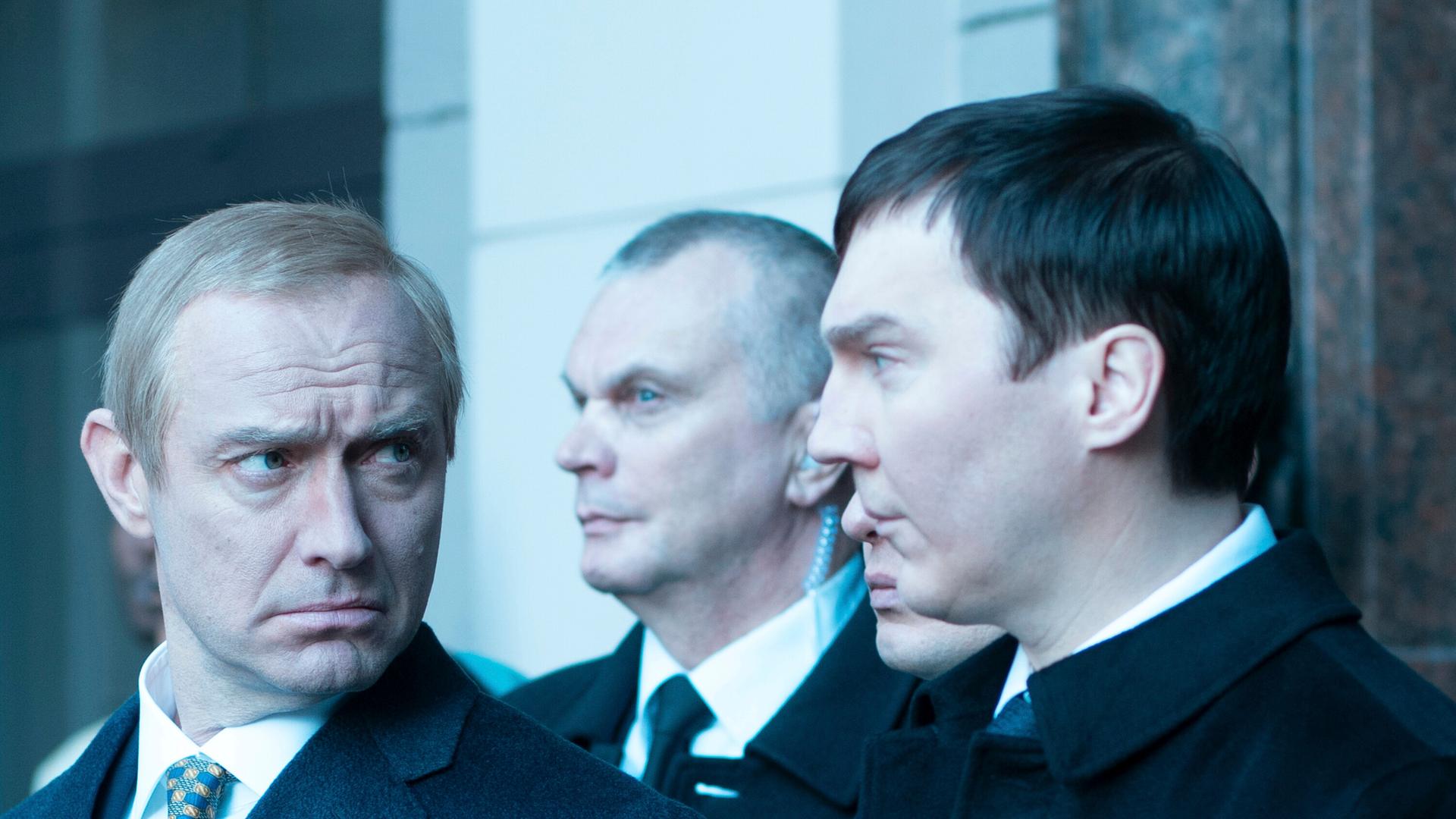 Jude Law als Vladimir Putin (links) und Paul Dano als Vadim Baranov in einer Szene von "The Wizard of the Kremlin" 