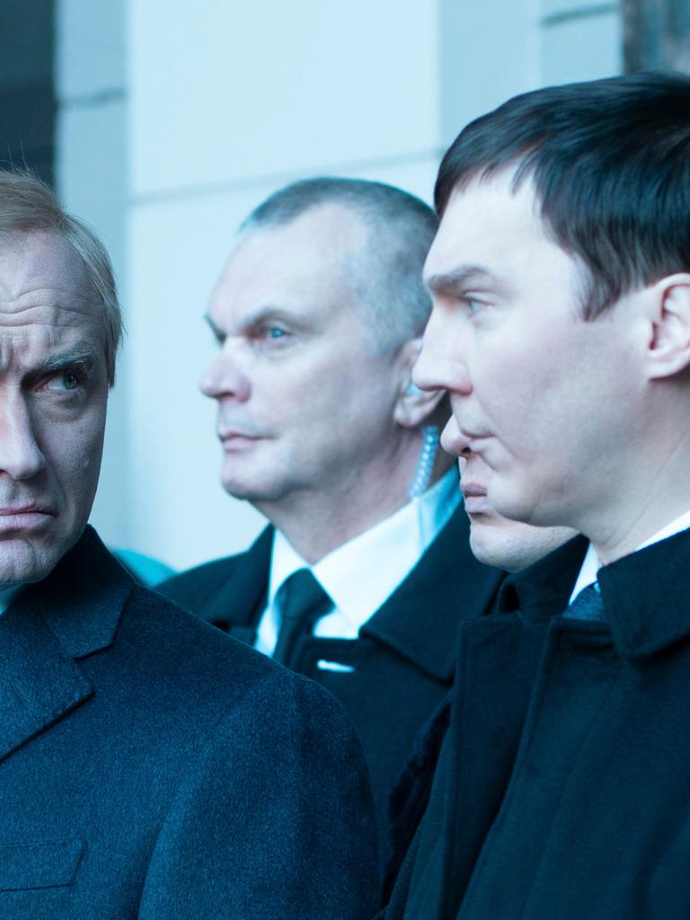Jude Law als Vladimir Putin (links) und Paul Dano als Vadim Baranov in einer Szene von "The Wizard of the Kremlin" 