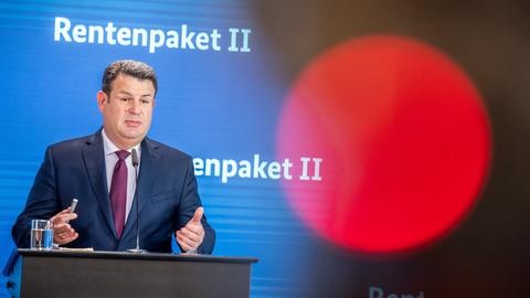 Hubertus Heil (SPD), Bundesminister für Arbeit und Soziales, spricht bei einem Pressestatement zum Kabinettsbeschluss zu dem geplanten Rentenpaket II.