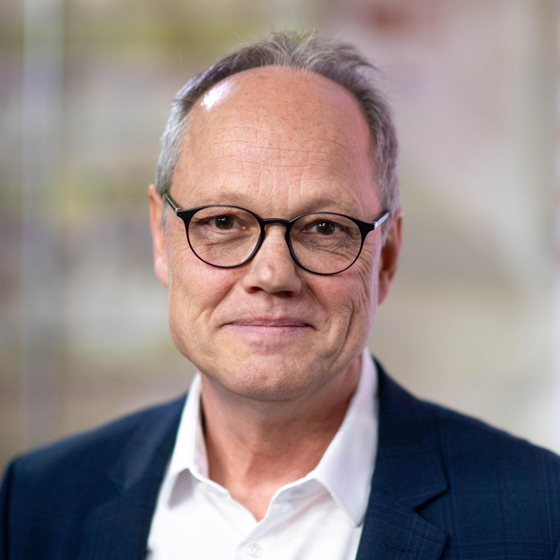 Kai Gniffke posiert bei den Medientagen Mitteldeutschland in Leipzig für ein Porträtfoto.