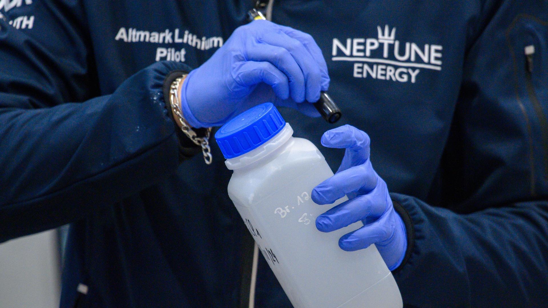 Salzwedel: Ein Techniker beschriftet in einer Halle von "Neptune Energy" eine Weithalsflasche.