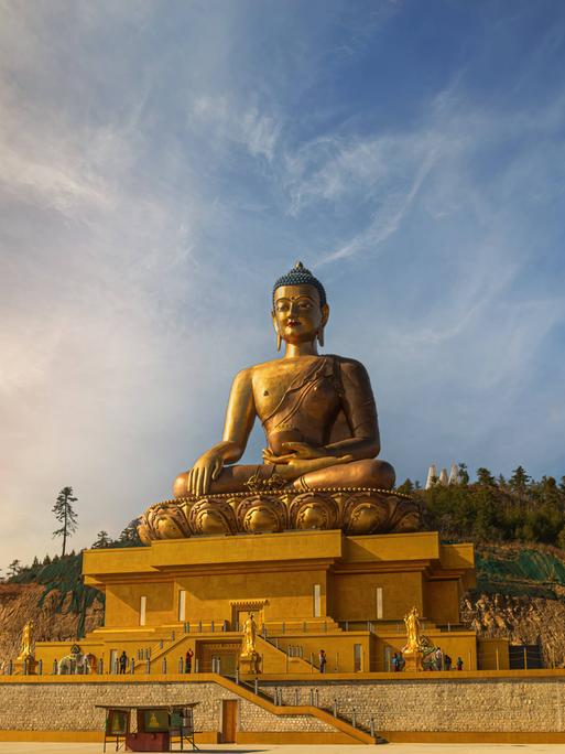 Eine Tempelanlage auf einem Berg gekrönt durch einen riesigen sitzenden goldenen Buddha.