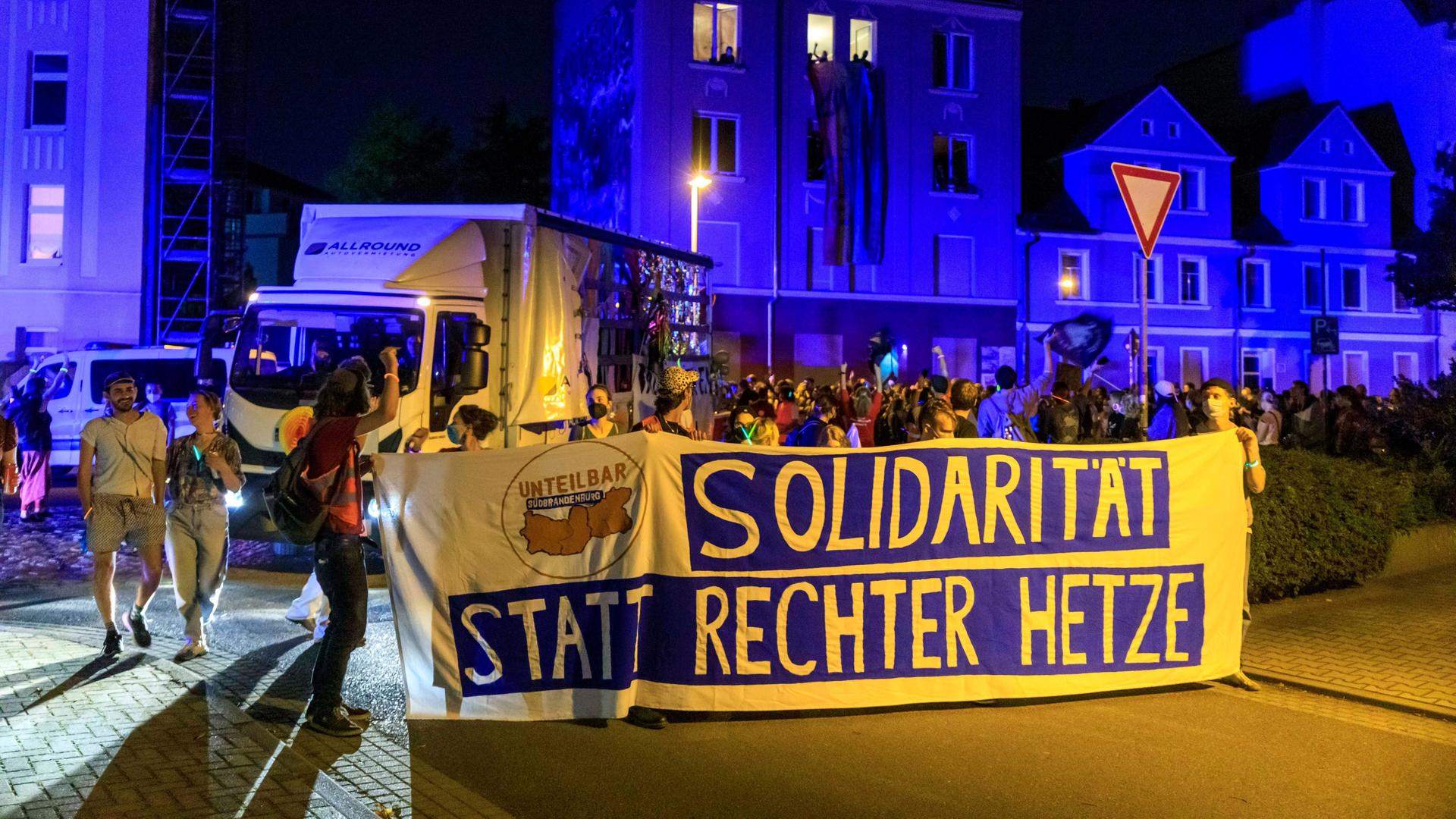 Unter dem Motto Solidarität statt rechter Hetze fand am 3. September 2021, in Cottbus eine Nachttanzdemo statt. 