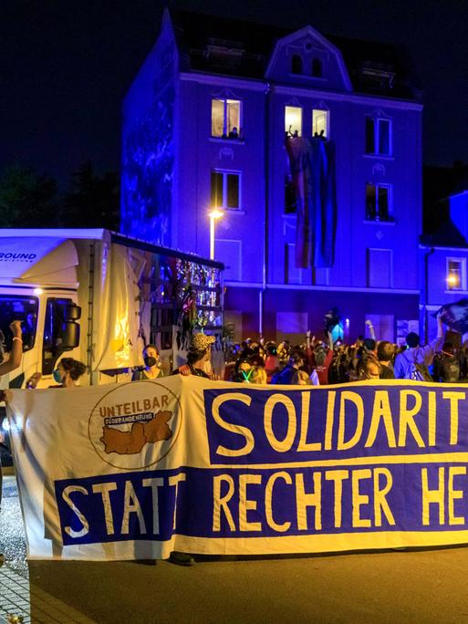 Unter dem Motto Solidarität statt rechter Hetze fand am 3. September 2021, in Cottbus eine Nachttanzdemo statt. 