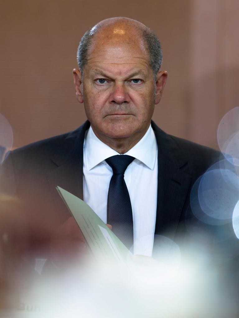 Bundeskanzler Olaf Scholz guckt ernst in die Kamera