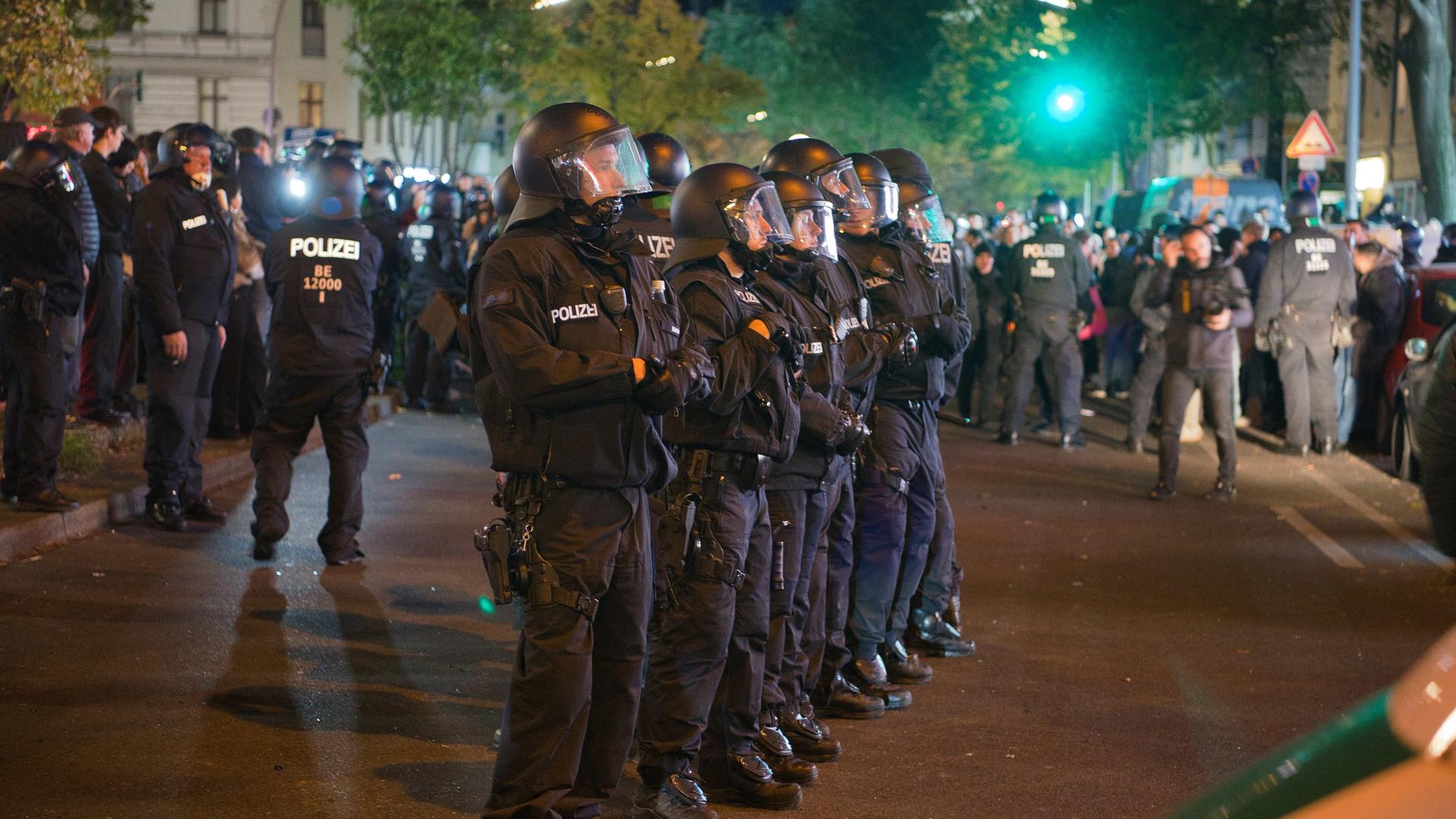 Polizisten stehen während einer verbotenen Pro-Palästina-Demonstration auf der Sonnenallee im Berliner Bezirk Neukölln.