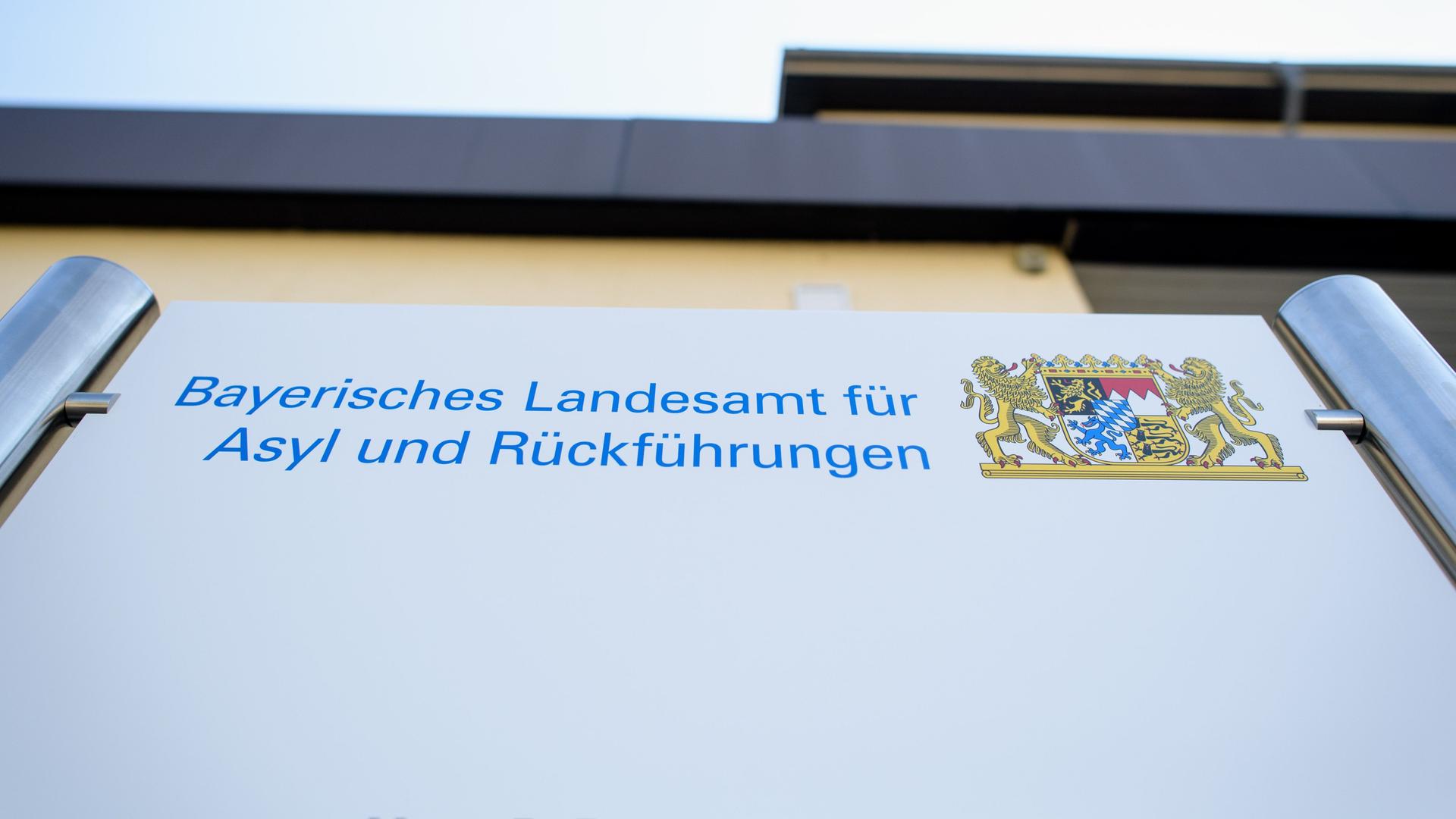 Ingolstadt: Ein Schild mit der Aufschrift "Bayerisches Landesamt für Asyl und Rückführungen" ist vor dem Gebäude zu sehen.