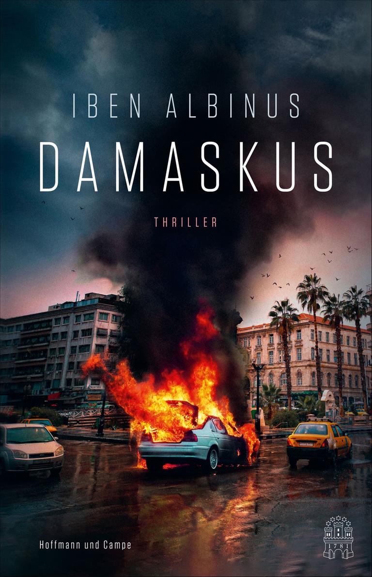 Das Cover des Krimis von Iben Albinus, "Damaskus". Es zeigt eine Straßenszene, auf der Kreuzung steht ein brennendes Auto.