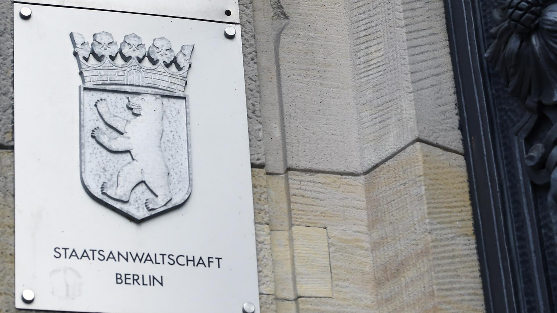 Berlin: Schilder an der Fassade des Kriminalgerichts Moabit weisen die Staatsanwaltschaft Berlin und das Landgericht Berlin aus.