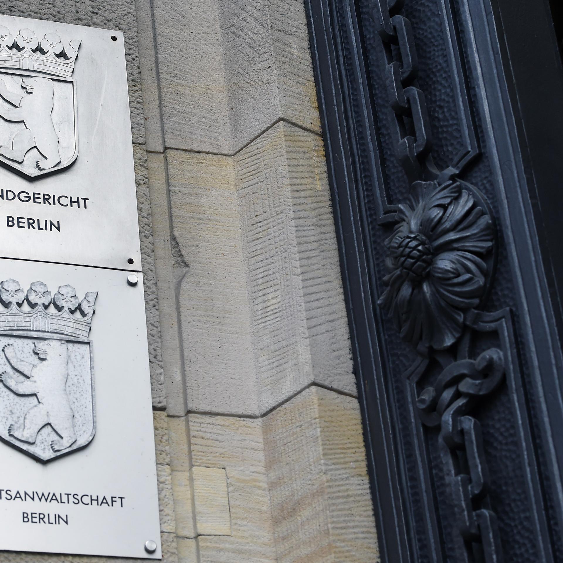 Berlin: Schilder an der Fassade des Kriminalgerichts Moabit weisen die Staatsanwaltschaft Berlin und das Landgericht Berlin aus. 