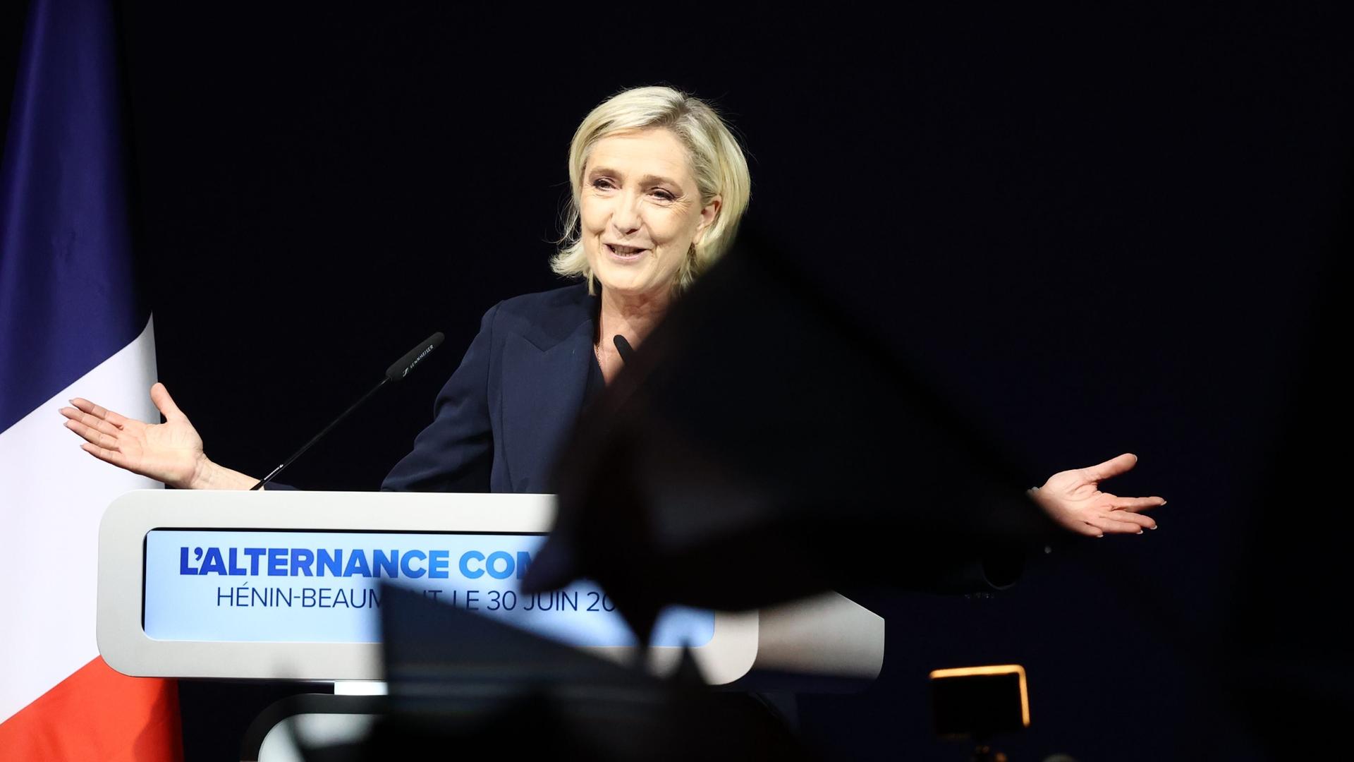 Die rechtspopulistische Politikerin Marine le Pen spricht zu den Anhängern des RN nach der Parlamentswahl in Frankreich.