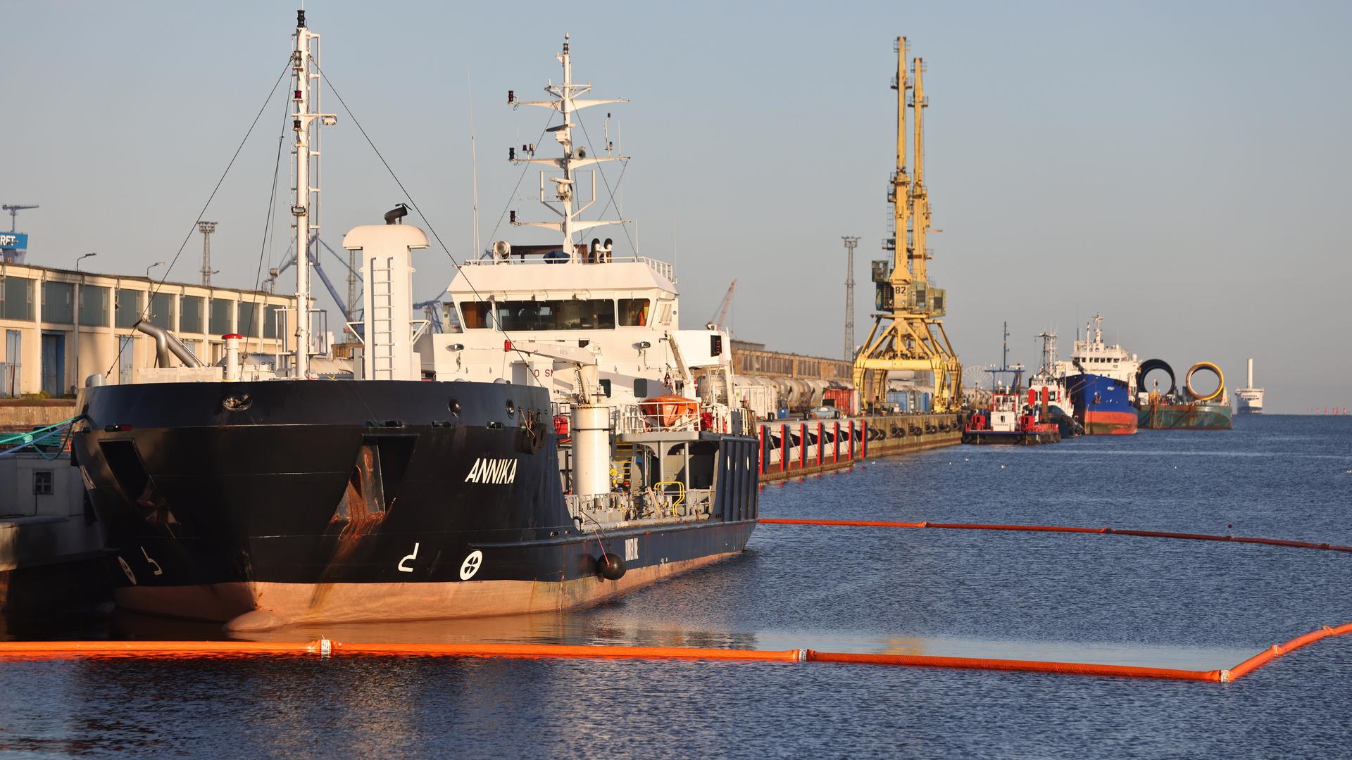 Rostock - Tanker "Annika" Nach Brand Durch Taucher Untersucht