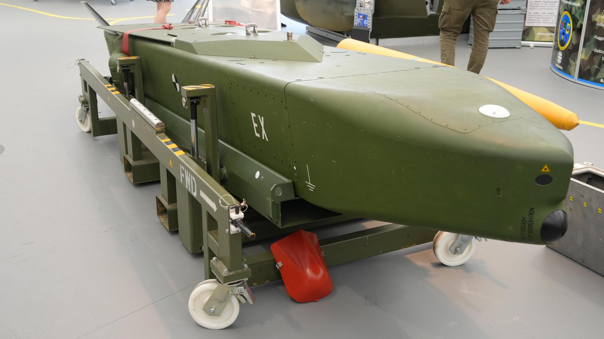 Ein Taurus-Marschflugkörper am Stand der Bundeswehr als Exponat auf der Internationale Luft- und Raumfahrtausstellung 2024. Ein Taurus-Marschflugkörper am Stand der Bundeswehr als Exponat auf der Internationale Luft- und Raumfahrtausstellung 2024.