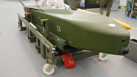 Ein Taurus-Marschflugkörper am Stand der Bundeswehr als Exponat auf der Internationale Luft- und Raumfahrtausstellung 2024.