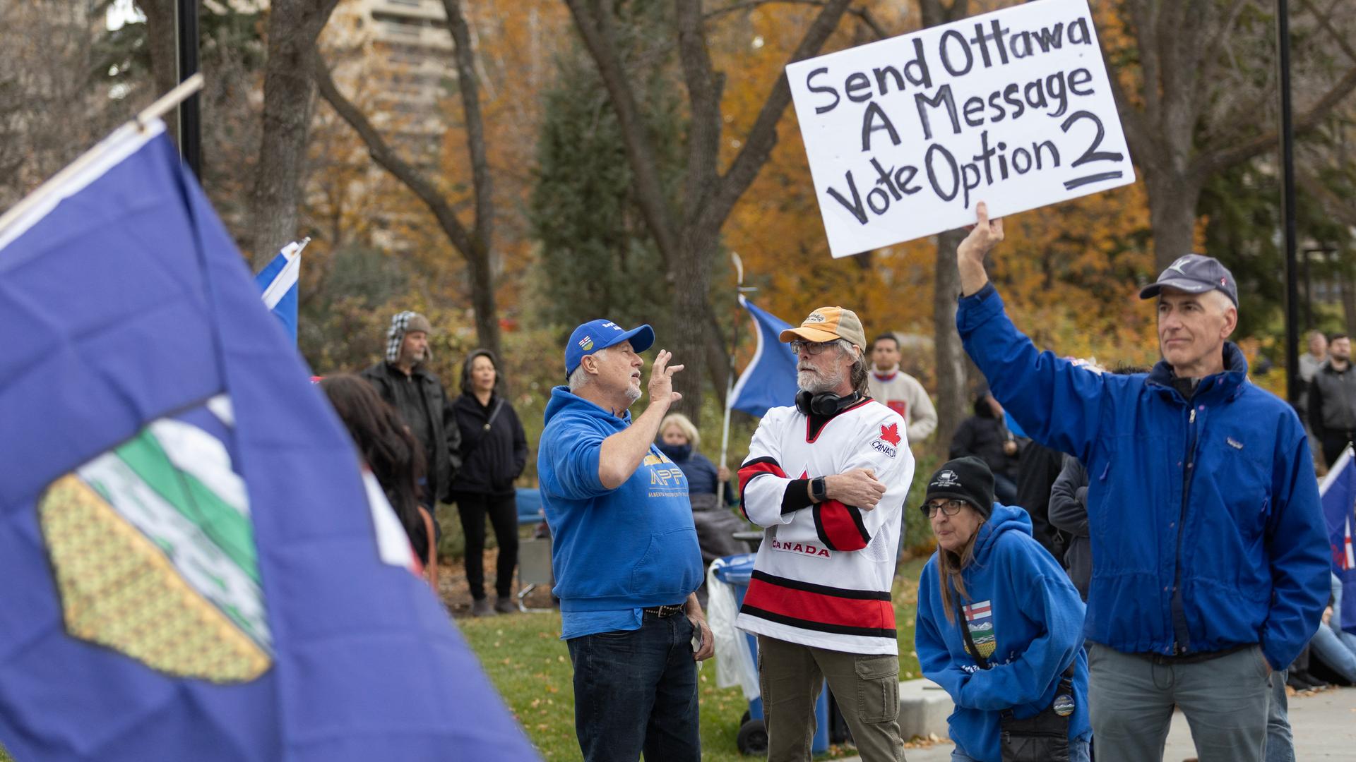 Ein Mann hält während einer Kundgebung für die Unabhängigkeit Albertas am 17. Oktober 2026 in Edmonton ein Schild hoch.