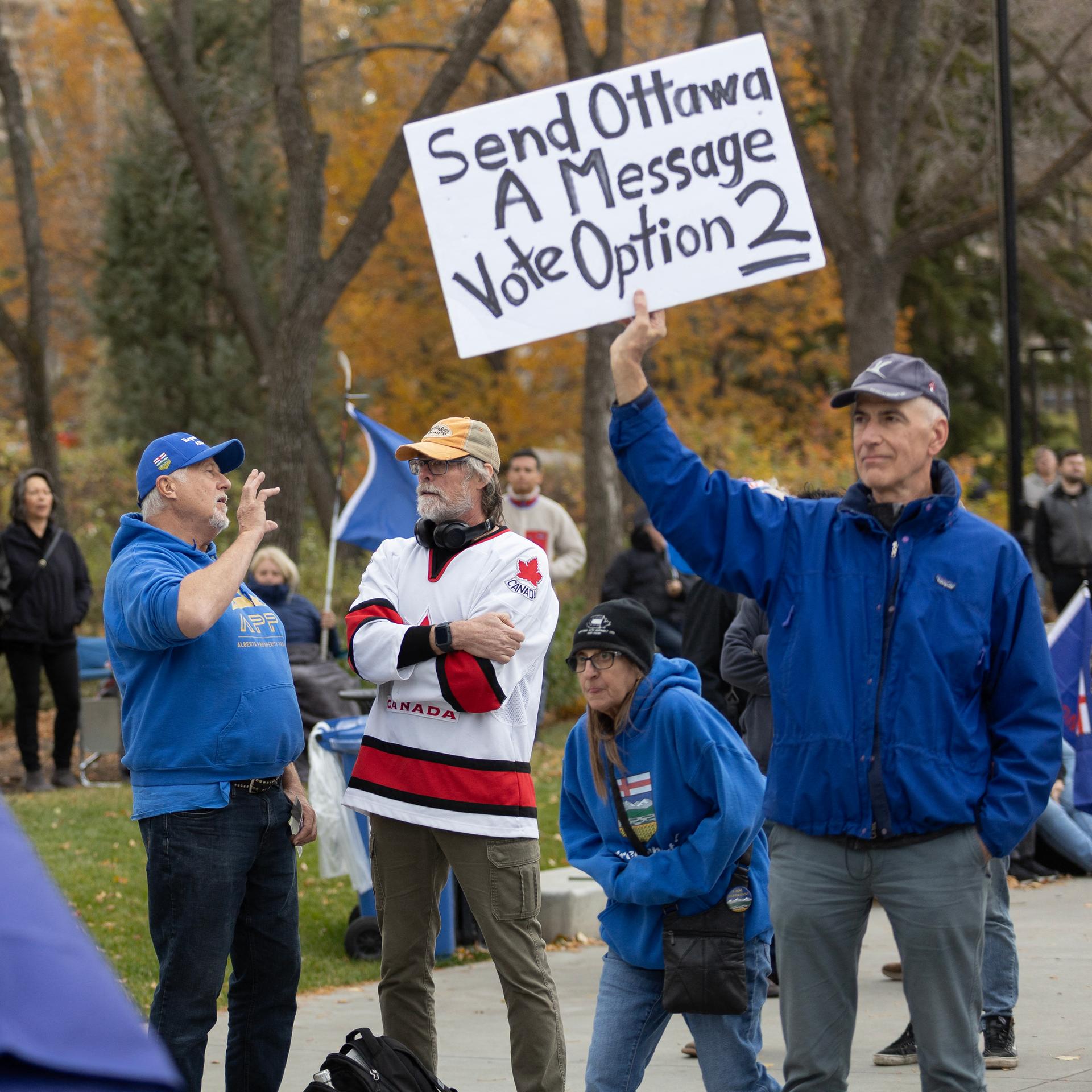 Ein Mann hält während einer Kundgebung für die Unabhängigkeit Albertas am 17. Oktober 2026 in Edmonton ein Schild hoch.