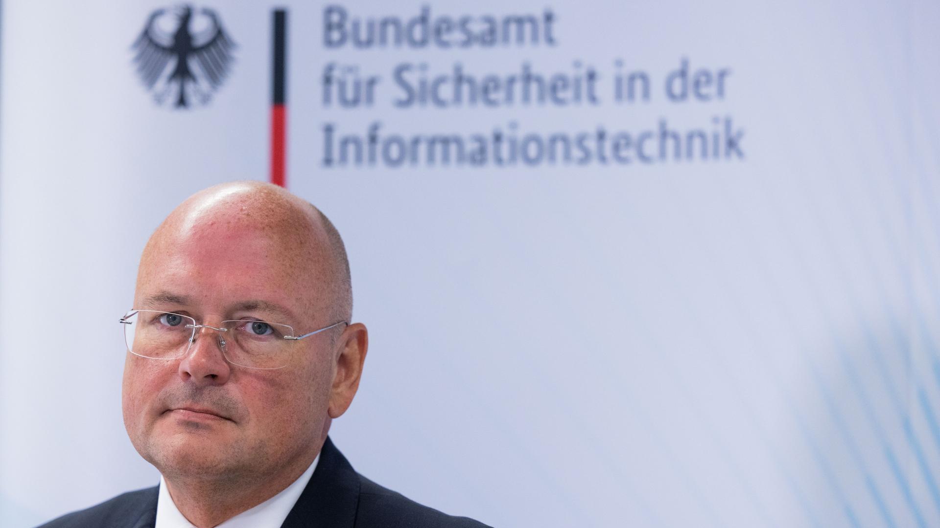 Arne Schönbohm, der Präsident des Bundesamtes für Sicherheit in der Informationstechnik (BSI), steht bei einem Besuch der Bundesinnenministerin.