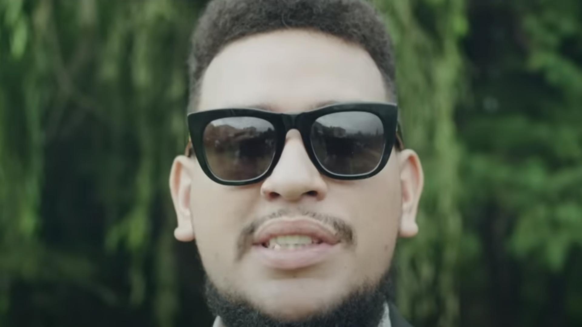 Der südafrikanische Rapper AKA mit Schnäuzer, Kinnbart und Sonnenbrille.