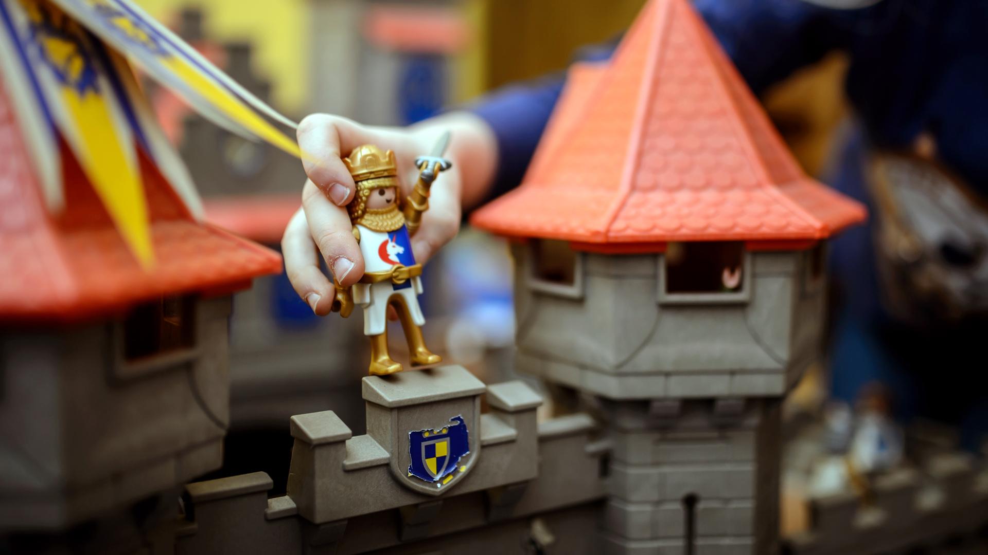 Ein Kind spielt mit seiner Playmobil Ritterburg Ein Kind spielt mit seiner Playmobil Ritterburg