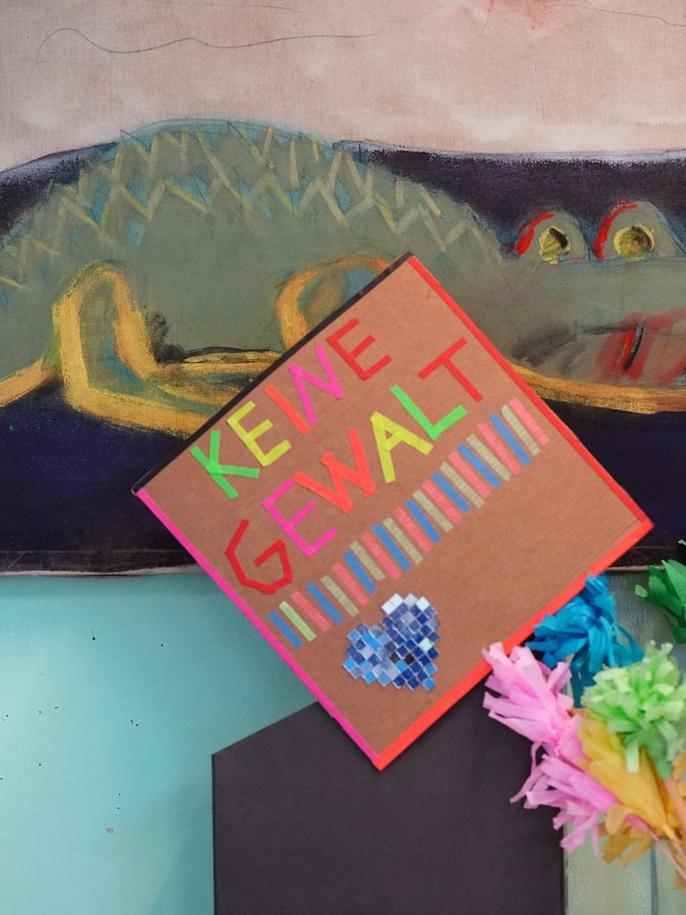 Ein Schild mit der Aufschrift "Keine Gewalt" in einem Schulflur.