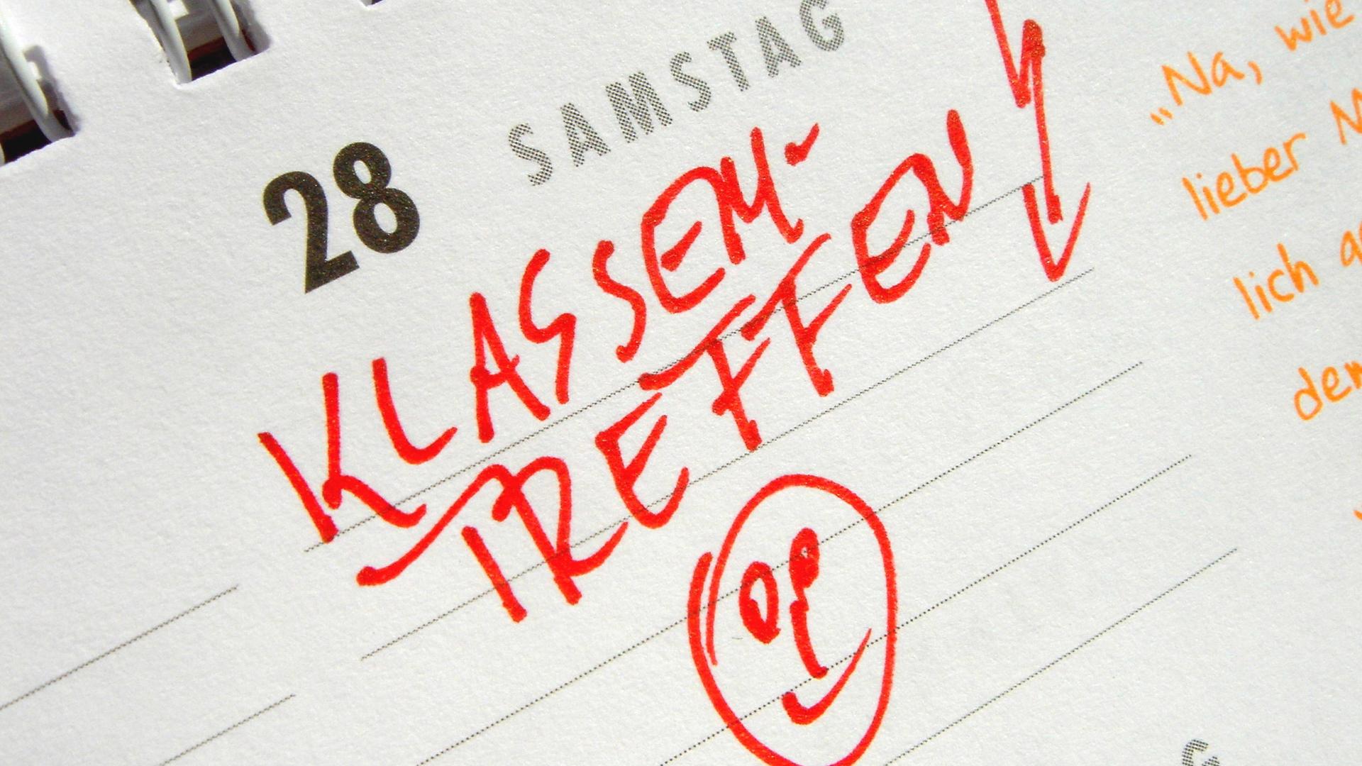 Eintrag "Klassentreffen" mit einem lachenden Smiley in einem Kalender Eintrag "Klassentreffen" mit einem lachenden Smiley in einem Kalender