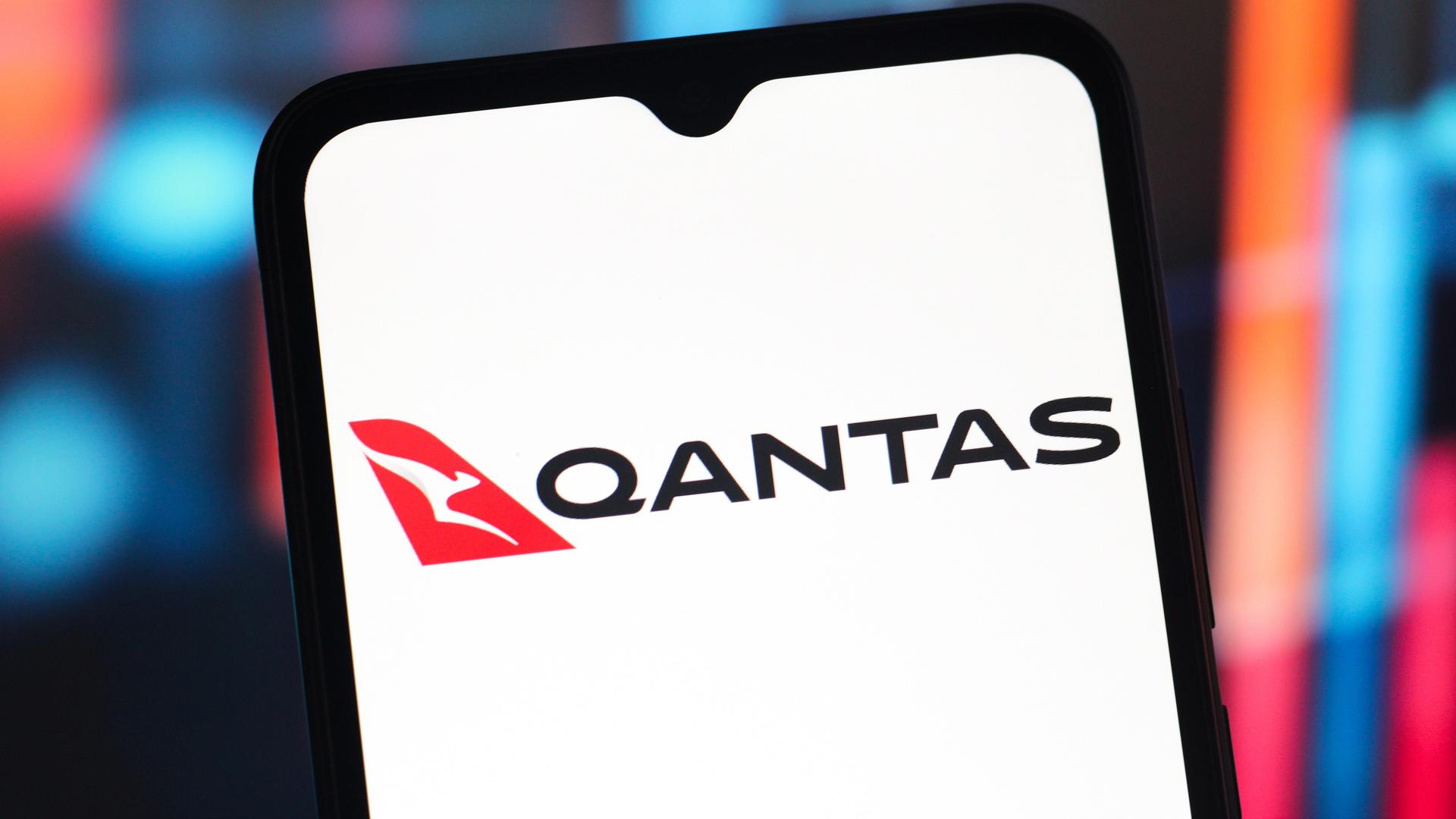 Das Logo von Qantas auf einem Handy