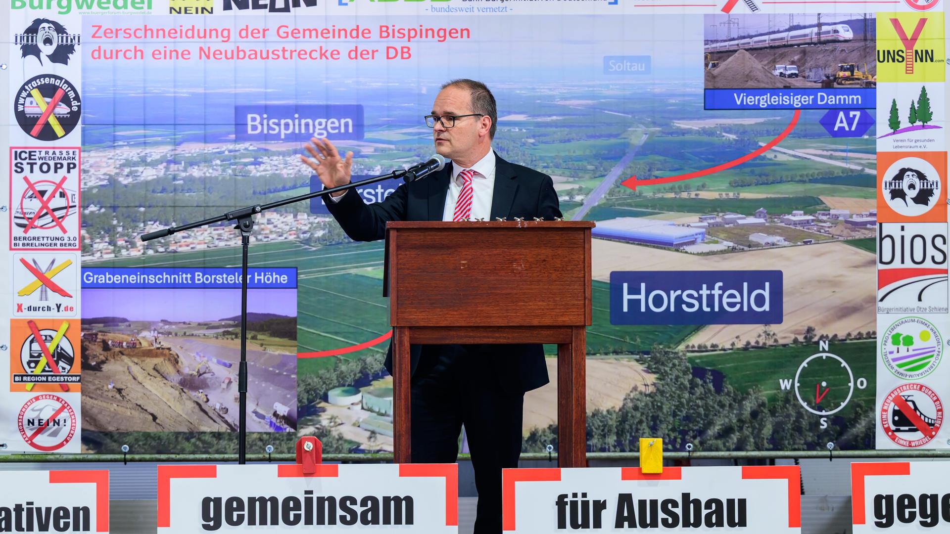 Grant Hendrik Tonne (SPD), Minister für Wirtschaft, Verkehr und Bauen von Niedersachsen, spricht beim "Heidegipfel" zu dem die Bürgerinitiativen Pro-Alpha-E und der Projektbeirat Alpha-E eingeladen haben.