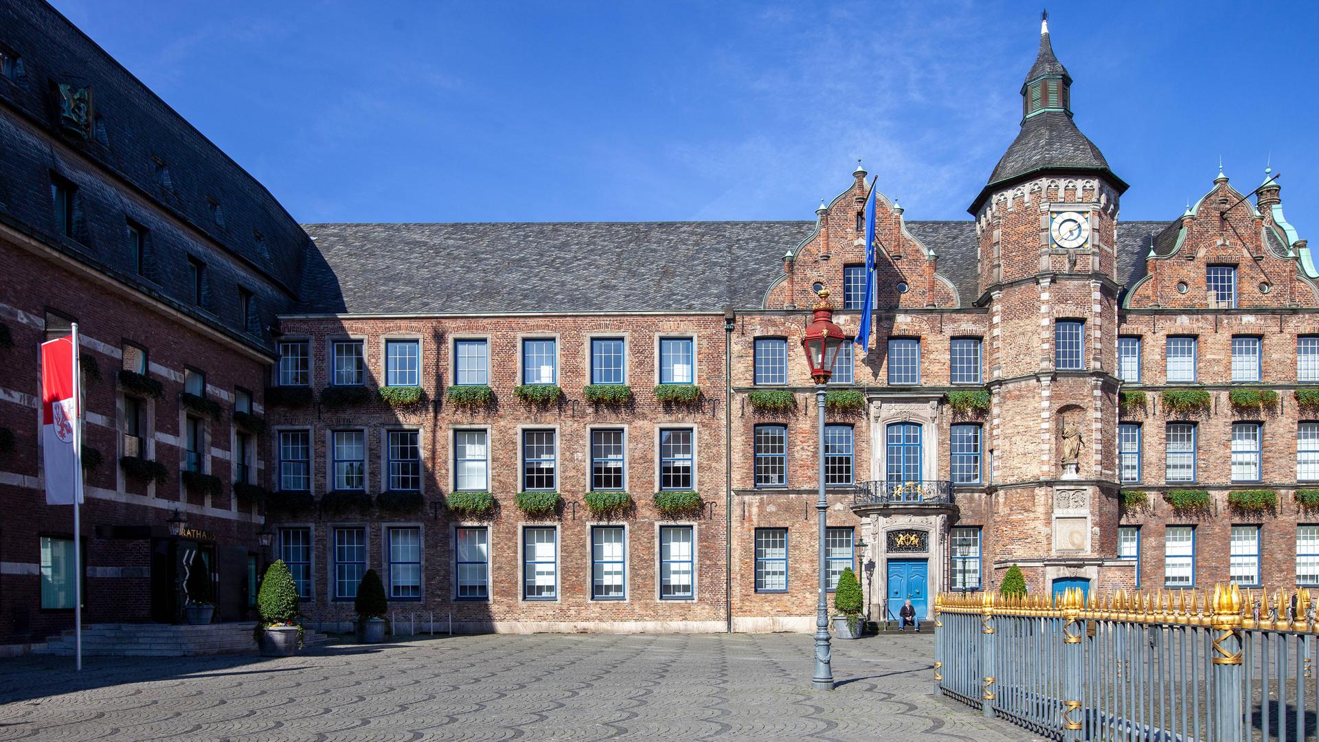 Blick auf das Düsseldorfer Rathaus, ein Backsteingebäude, Teile davon wurden 1570 gebaut Blick auf das Düsseldorfer Rathaus, ein Backsteingebäude, Teile davon wurden 1570 gebaut
