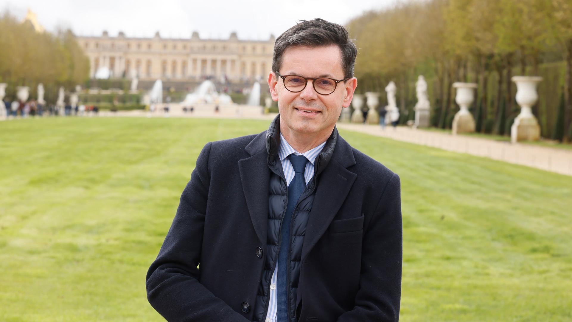 Christophe Leribault, Leiter des Schlosses von Versailles, posiert am Freitag, 29. März 2024, im Park des Schlosses von Versailles westlich von Paris.