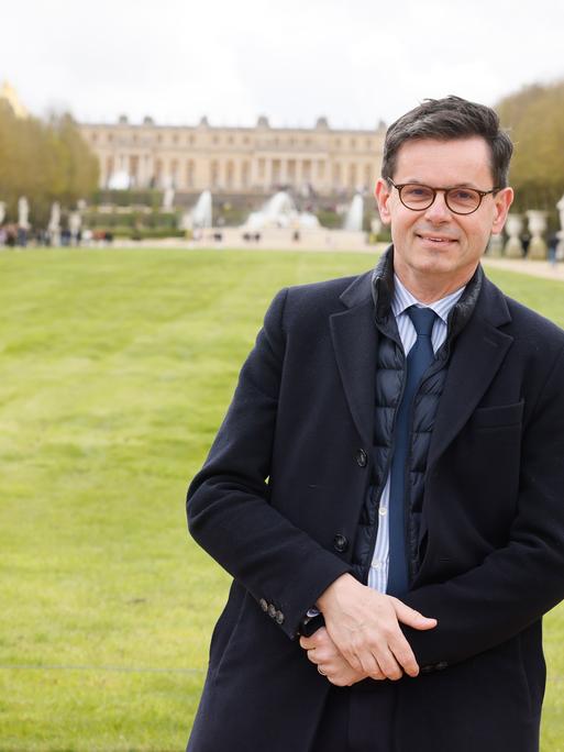 Christophe Leribault, Leiter des Schlosses von Versailles, posiert am Freitag, 29. März 2024, im Park des Schlosses von Versailles westlich von Paris.