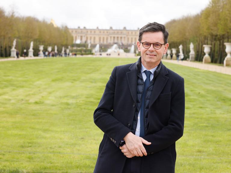 Christophe Leribault, Leiter des Schlosses von Versailles, posiert am Freitag, 29. März 2024, im Park des Schlosses von Versailles westlich von Paris.
