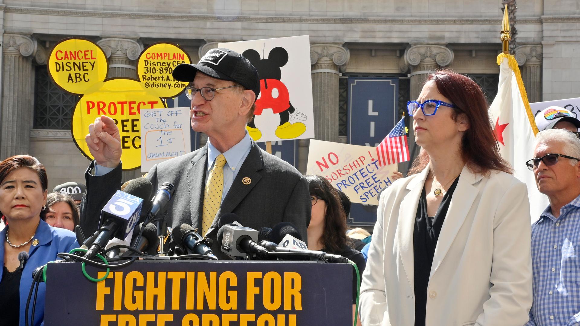 Kalifornische Abgeordnete protestieren im September 2025 in Hollywood gegen Jimmy Kimmels Absetzung als Late-Night-Talker. 