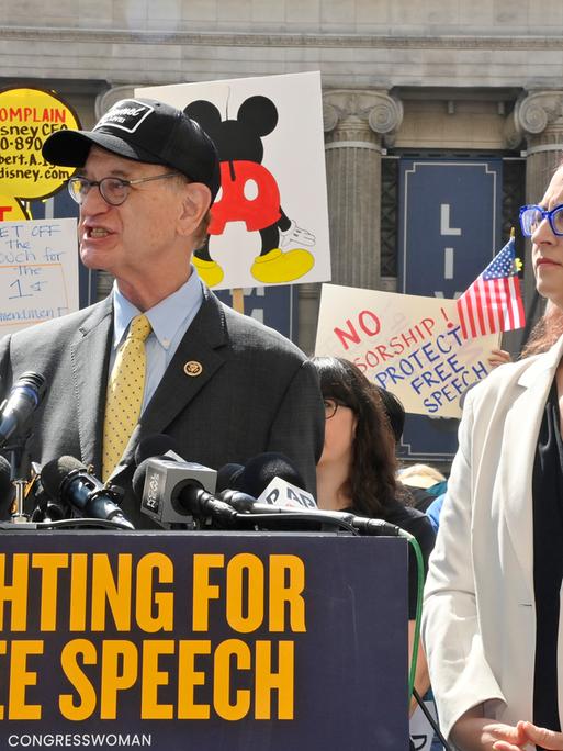 Kalifornische Abgeordnete protestieren im September 2025 in Hollywood gegen Jimmy Kimmels Absetzung als Late-Night-Talker. 