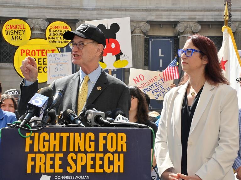 Kalifornische Abgeordnete protestieren im September 2025 in Hollywood gegen Jimmy Kimmels Absetzung als Late-Night-Talker. 