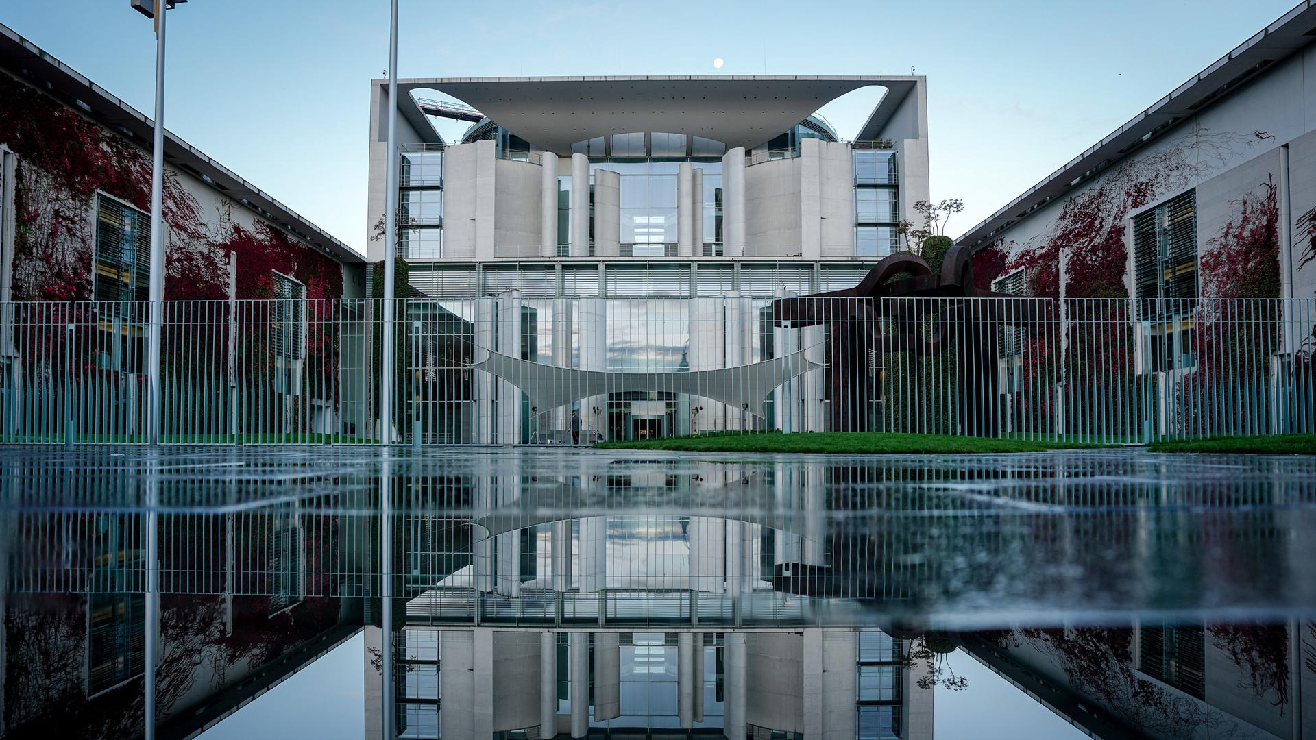 Das Bundeskanzleramt spiegelt sich am Morgen nach dem Koalitionsausschuss in einer Pfütze. Die Spitzen von CDU, CSU und SPD wollen am Vormittag die Ergebnisse ihrer Beratungen im Kanzleramt bekanntgegeben. Das Bundeskanzleramt spiegelt sich am Morgen nach dem Koalitionsausschuss in einer Pfütze. Die Spitzen von CDU, CSU und SPD wollen am Vormittag die Ergebnisse ihrer Beratungen im Kanzleramt bekanntgegeben.