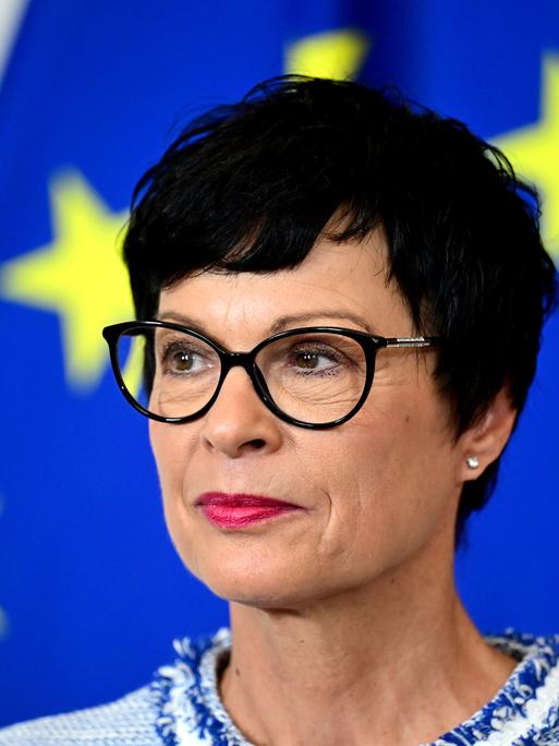 EU-Kommissarin Marta Kos steht vor der Europa-Flagge EU-Kommissarin Marta Kos steht vor der Europa-Flagge