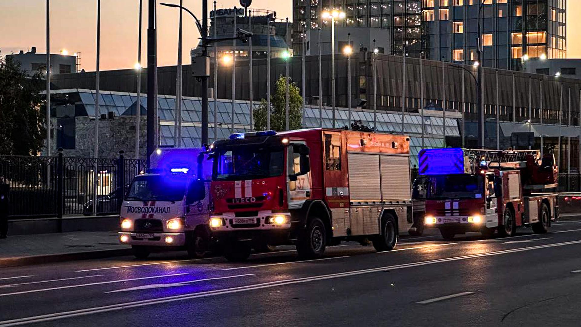 Die Feuerwehr und andere Einsatzfahrzeuge im Geschäftsviertel Moskau-City. 