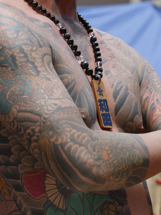 Ein Mann mit Ganzkörpertätowierung, möglicherweise ein Mitglied der japanischen Mafia oder Yakuza, besucht das Sanja Matsuri im Stadtteil Asakusa. 