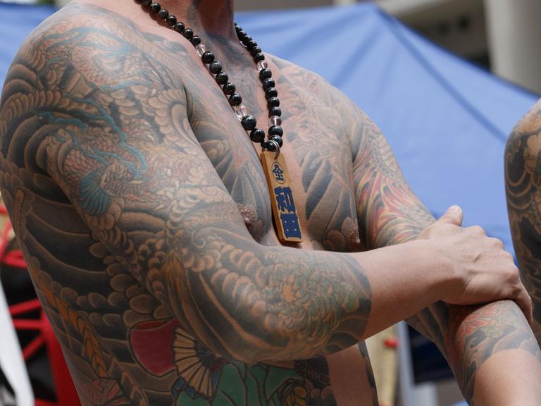 Ein Mann mit Ganzkörpertätowierung, möglicherweise ein Mitglied der japanischen Mafia oder Yakuza, besucht das Sanja Matsuri im Stadtteil Asakusa. 