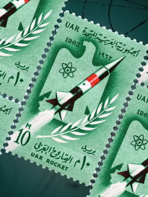 Briefmarken mit Raketen darauf auf grünem Grund