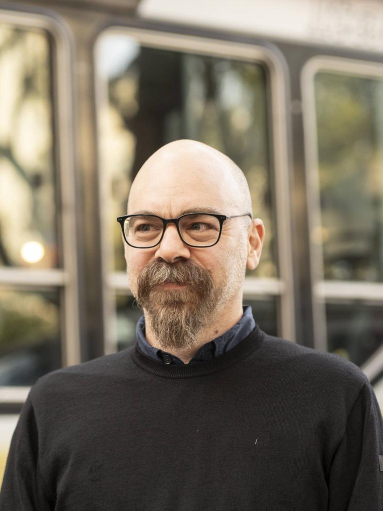 Der argentinische Schriftsteller Ariel Magnus, aufgenommen im Freien vor einem Berliner Linienbus