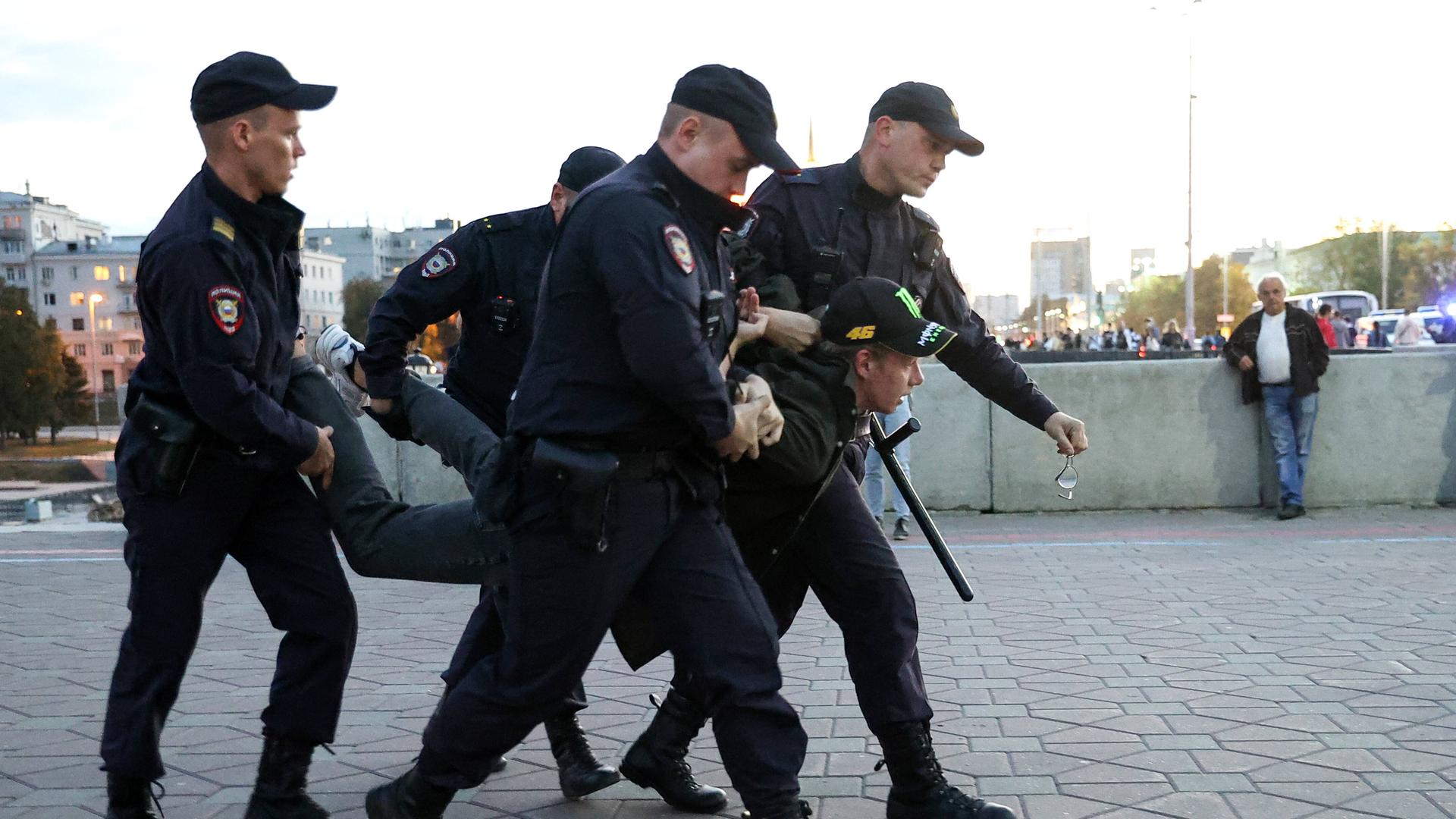Polizisten nehmen in Jekaterinenburg einen Demonstranten wegen nicht genehmigter Proteste gegen die von Präsident Putin angekündigte Teilmobilmachung fest