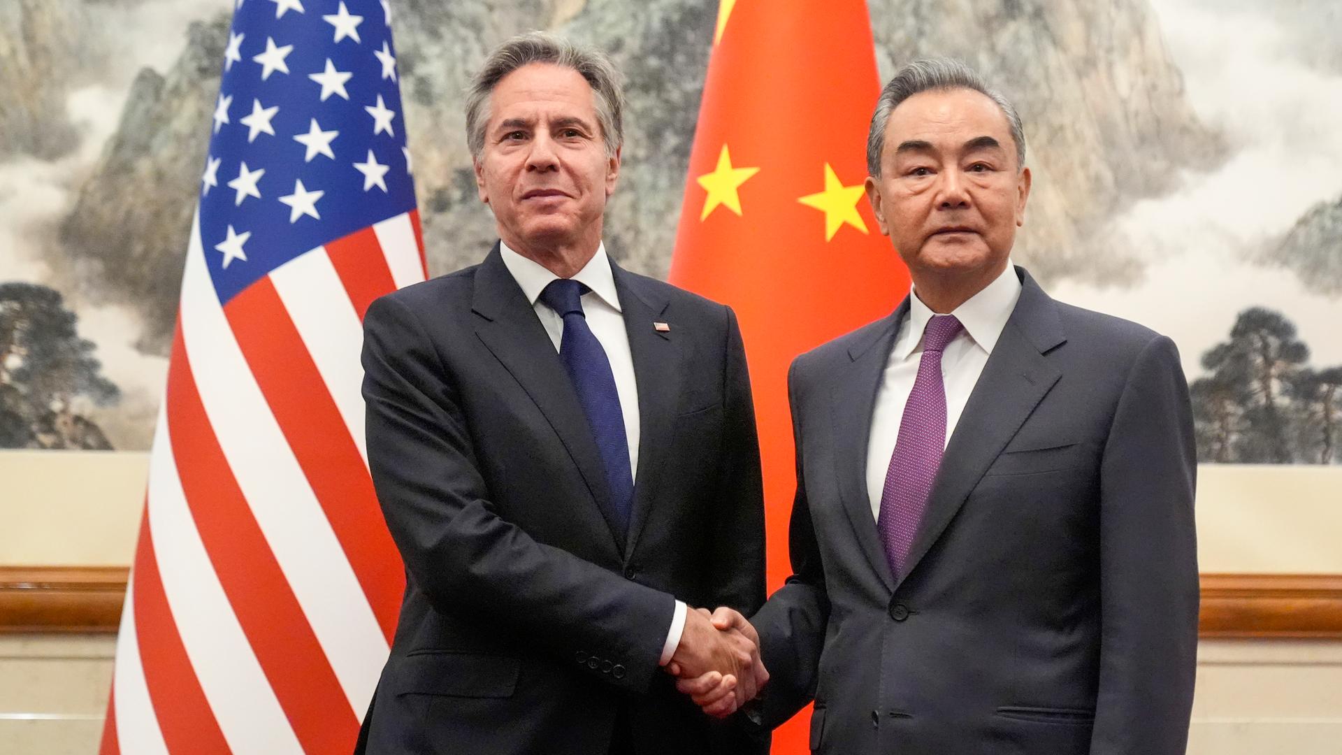 US-Außenminister Blinken trifft sich mit Chinas Außenminister Wang Yi im Diaoyutai State Guesthouse. Die beiden Staatsmänner stehen vor den Flaggen ihrer Länder und geben sich die Hand. US-Außenminister Blinken trifft sich mit Chinas Außenminister Wang Yi im Diaoyutai State Guesthouse. Die beiden Staatsmänner stehen vor den Flaggen ihrer Länder und geben sich die Hand.