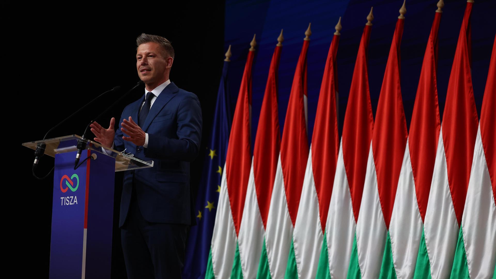 Peter Magyar, Vorsitzender der pro-europäischen konservativen Partei TISZA und designierter Ministerpräsident Ungarns, hält eine Rede während einer Pressekonferenz im Kongress- und Ausstellungszentrum HUNGEXPO in Budapest.