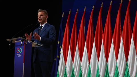 Peter Magyar, Vorsitzender der pro-europäischen konservativen Partei TISZA und designierter Ministerpräsident Ungarns, hält eine Rede während einer Pressekonferenz im Kongress- und Ausstellungszentrum HUNGEXPO in Budapest.